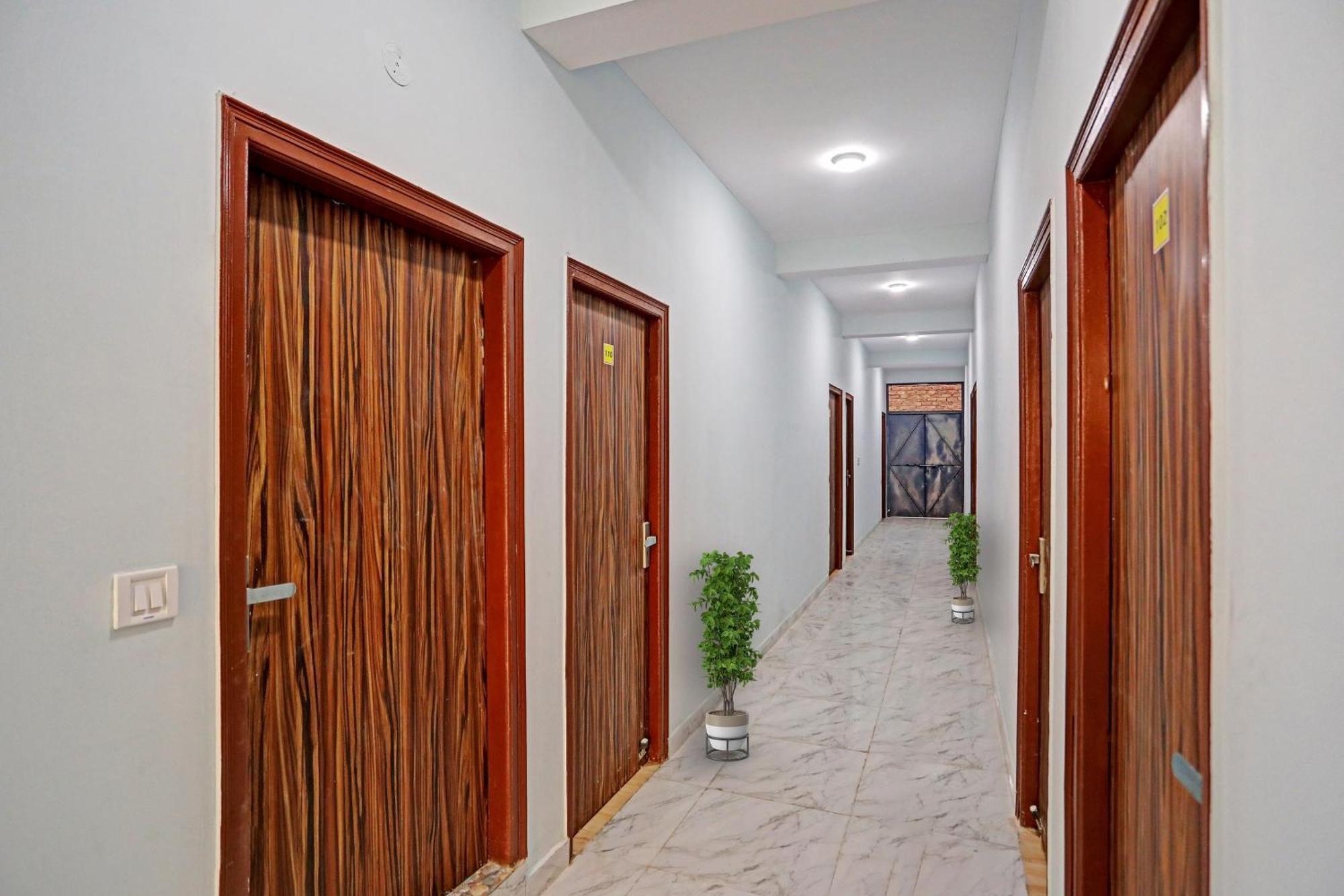Hotel O Surya Gold Guest House Najafgarh Екстериор снимка